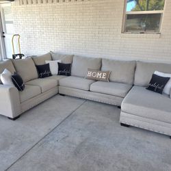 Beautiful Sectional Sofa Brand New Condition Super Clean And Comfortable Askjng 790$