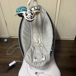 4 moms Baby Swing  mamaRoo 4