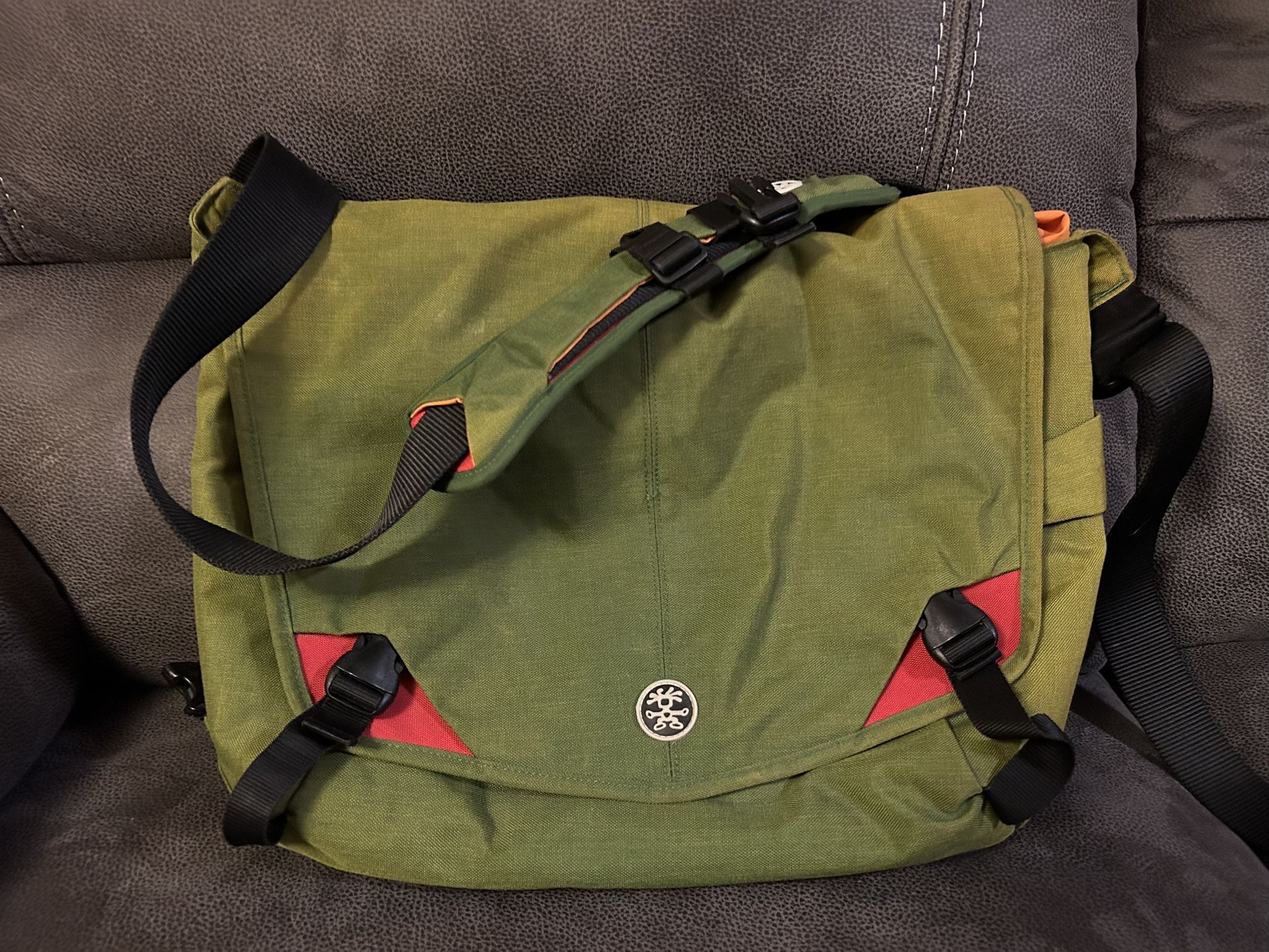 Crumpler Brand Large Messenger Bag The Horseman
