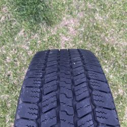 Neumáticos Goodyear LT265/60R20 – Buen Estado