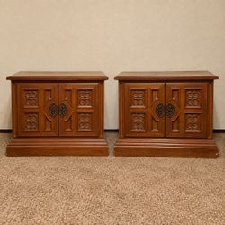 Set of 2 Solid Wood Nightstands – Traditional / Old World Style