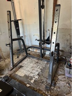 Bench press with pulley system