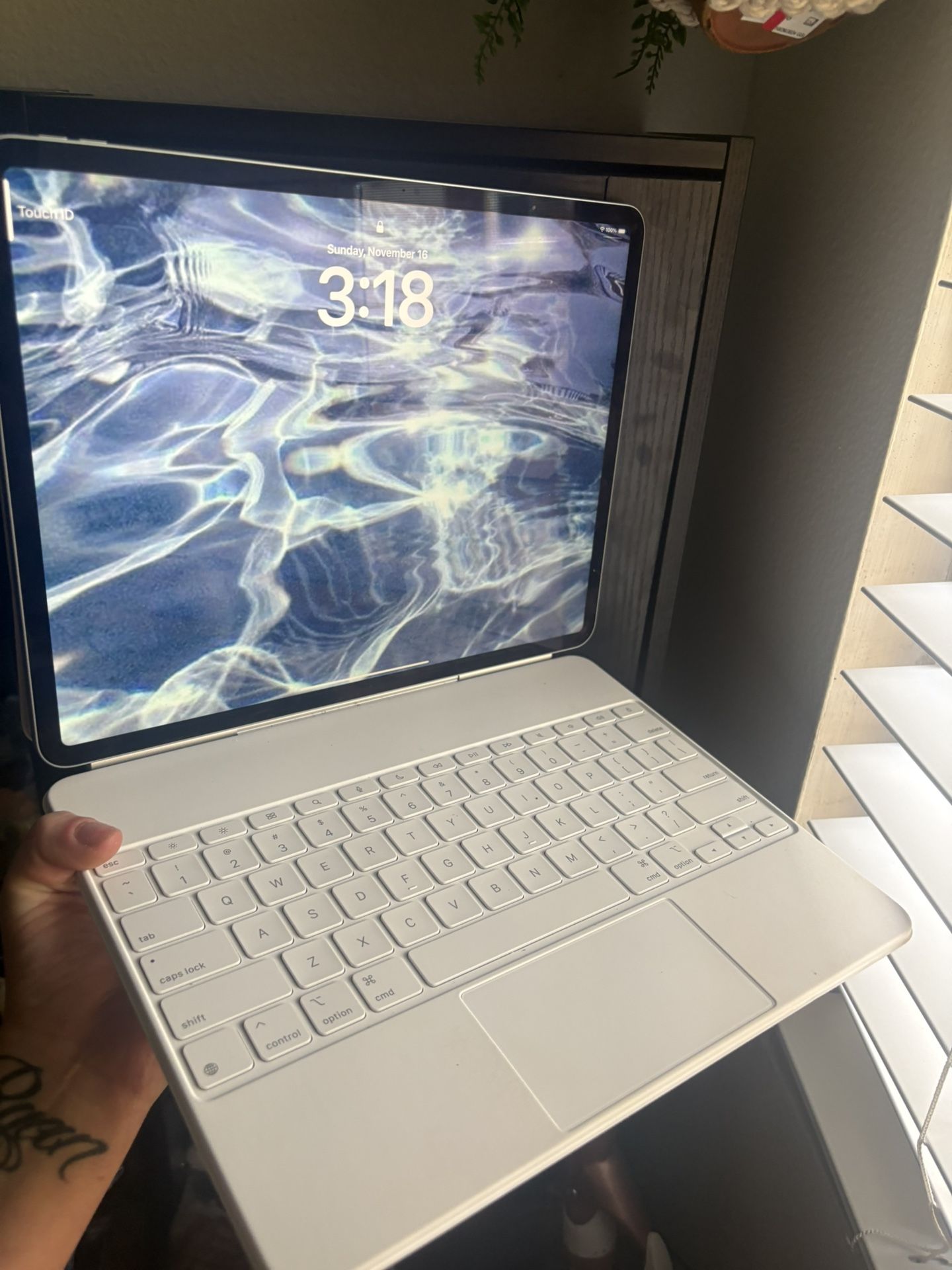 iPad Air 13 Inch & APPLE KEYBOARD