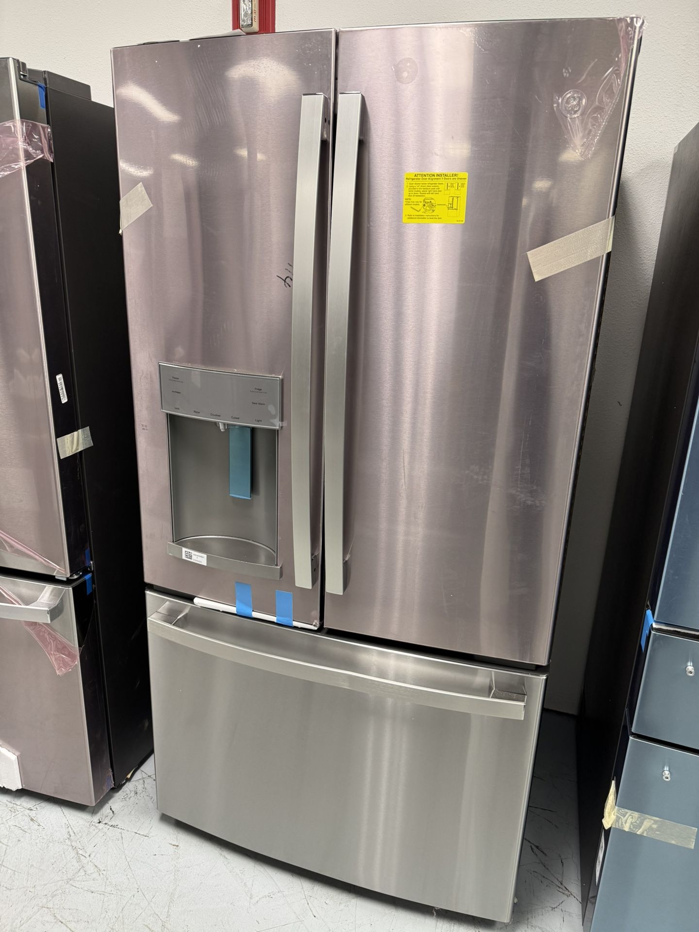 NEVER USED GE 28 Cu.ft French Door Refrigerator With Water And Ice