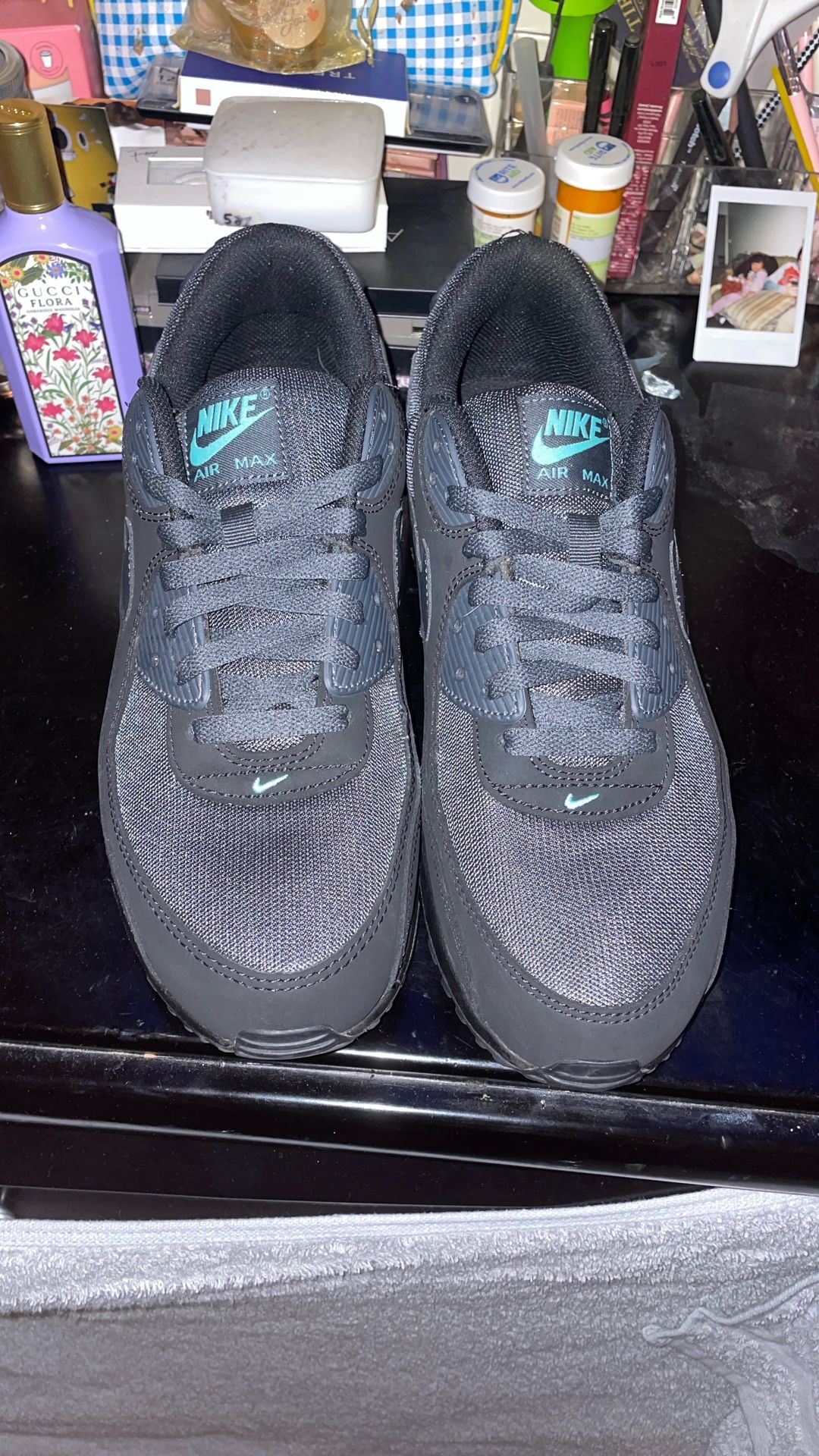 Nikes.. AIRMAX 90 Size 11 Only Worn Twice.. Great Condition 90$ OBO