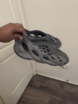 Yeezy Foam Runners “granite”