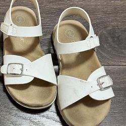Gentle used girl sandals /  size 9C/  very comfortable  Firm on the price  Firme en el precio