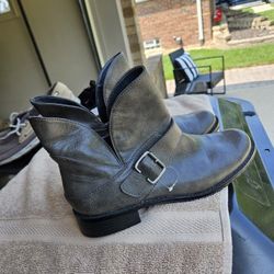 Womens Grey Boots. Like New. A2. size 9