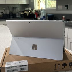 Surface Pro 11 Intel Ultra 7 / 32GB RAM / 1TB SSD (Like New)”