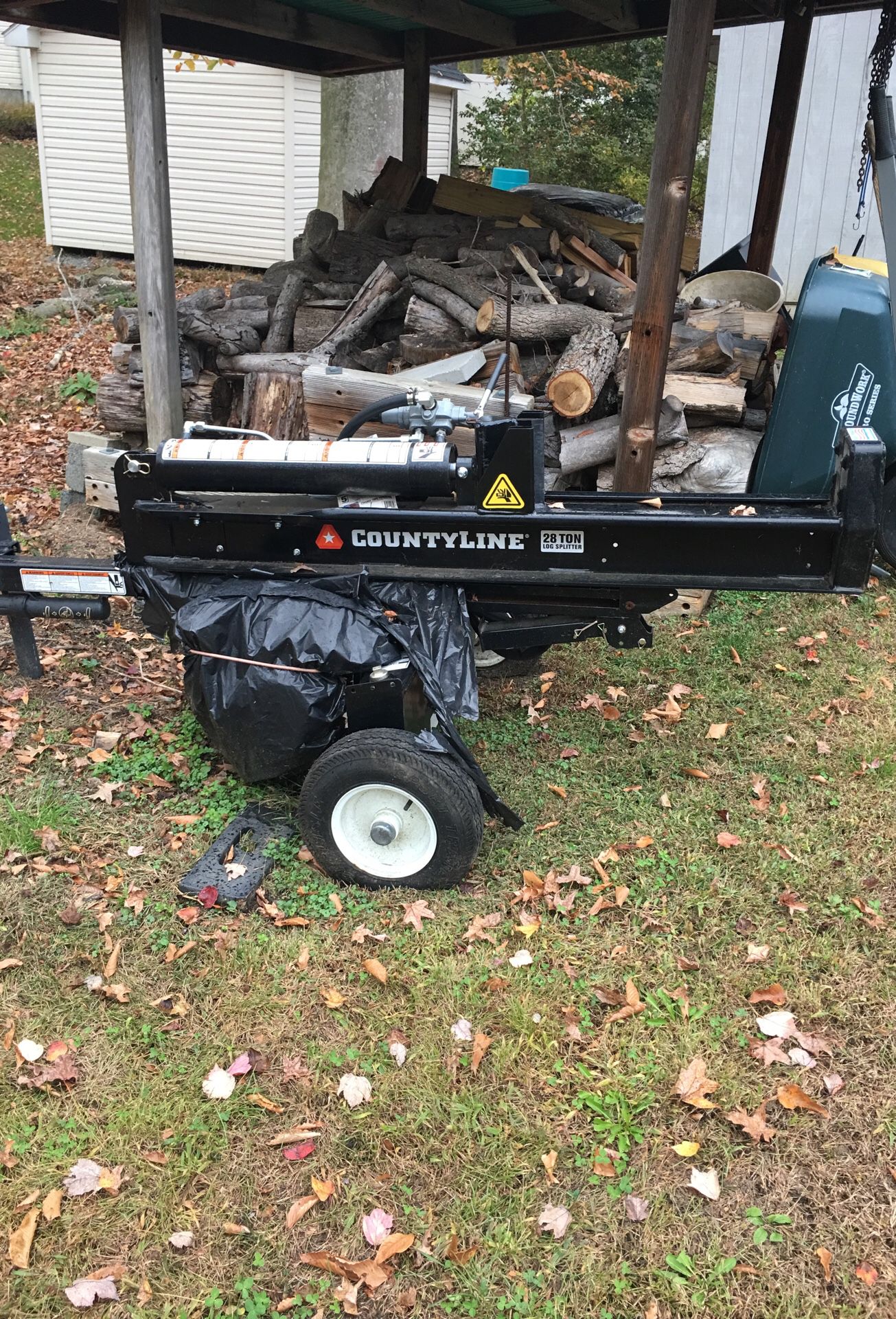 County line wood splitter 28ton. Used for only 2 hrs. Great condition. Like brand new!!!
