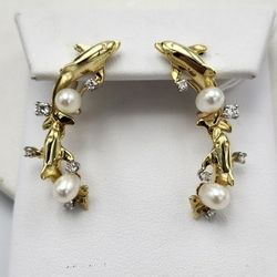 18kt Yellow Gold Dolphin Earings With .30cttw Diamond And Pearls
