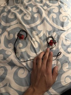 Powerbeats Used Couple Times Comes With Differente Case Not Original 
