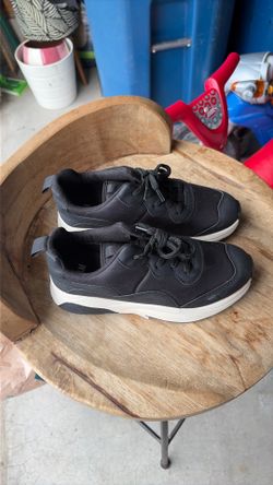 HM Boys Gym Shoes New 3.5