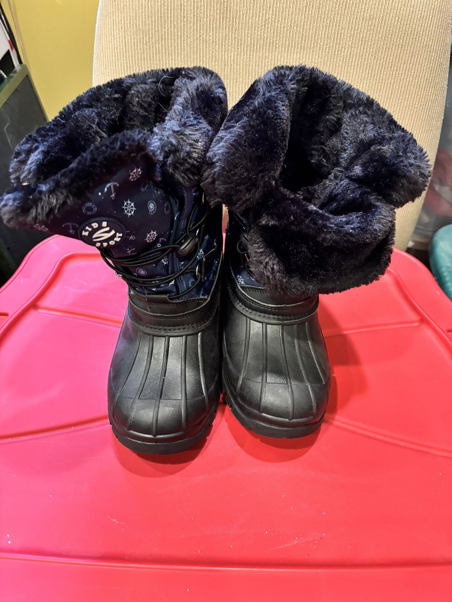 New Women’s Snow Boots size 8. Located in Murray cash/venmo