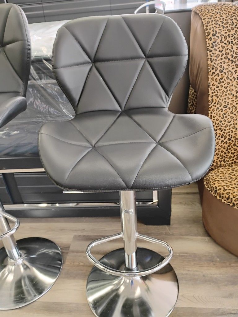 Bar chair in brown and black.