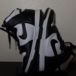 ike Dunk High “Black/White” — a high-top silhouette from Nike, black Swoosh on a white base.