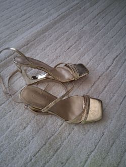 Pretty gold wedges 81/2