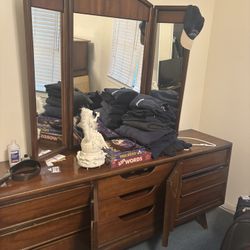 Dresser With Mirror 