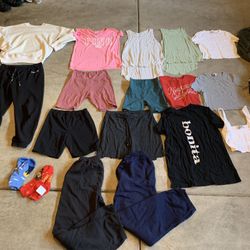 Women’s clothing lot size, small/medium 