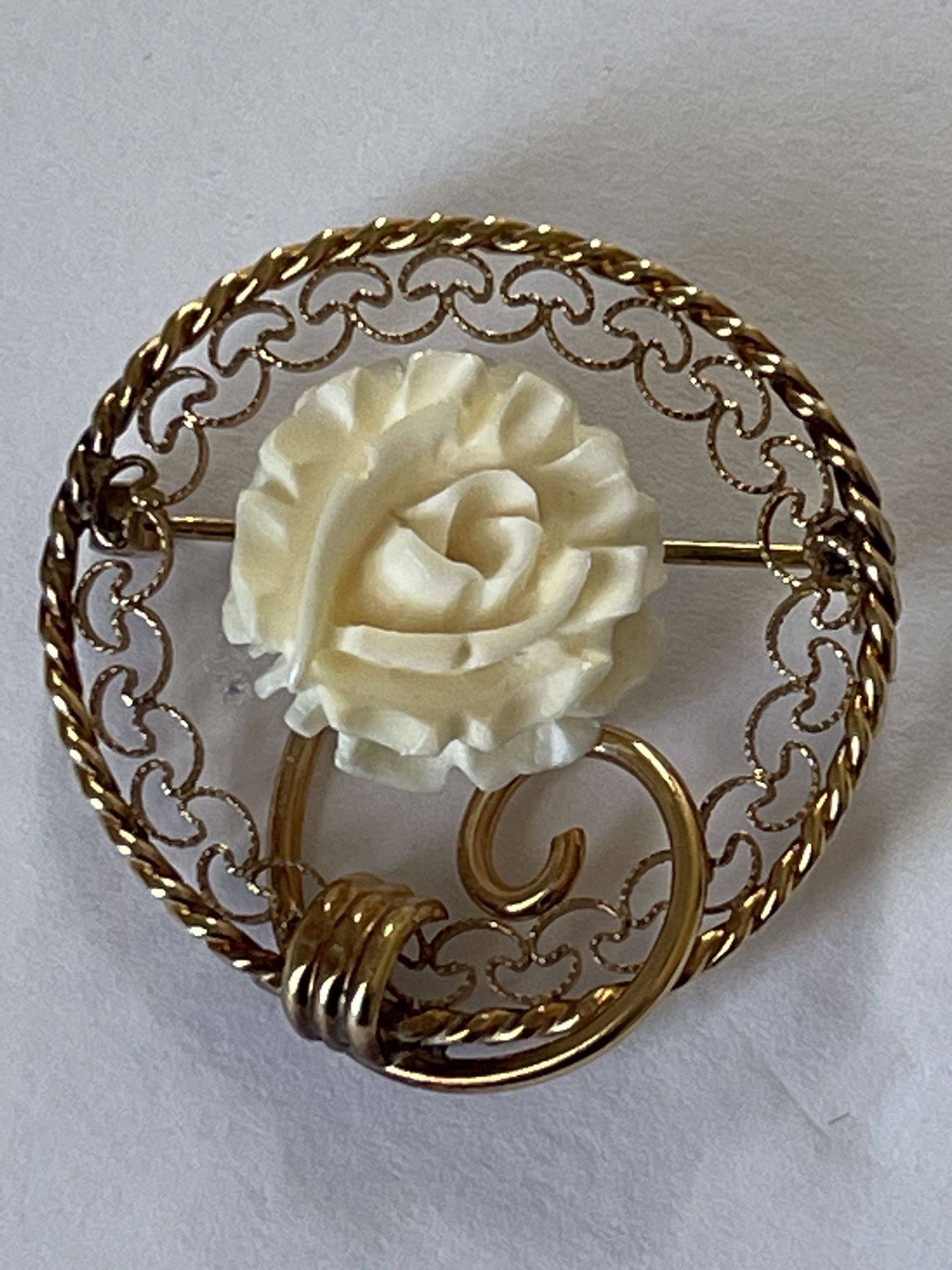 Vintage Carl Art 1/20 12k GF Carved Celluloid Rose Wreath Brooch Wire Filigree