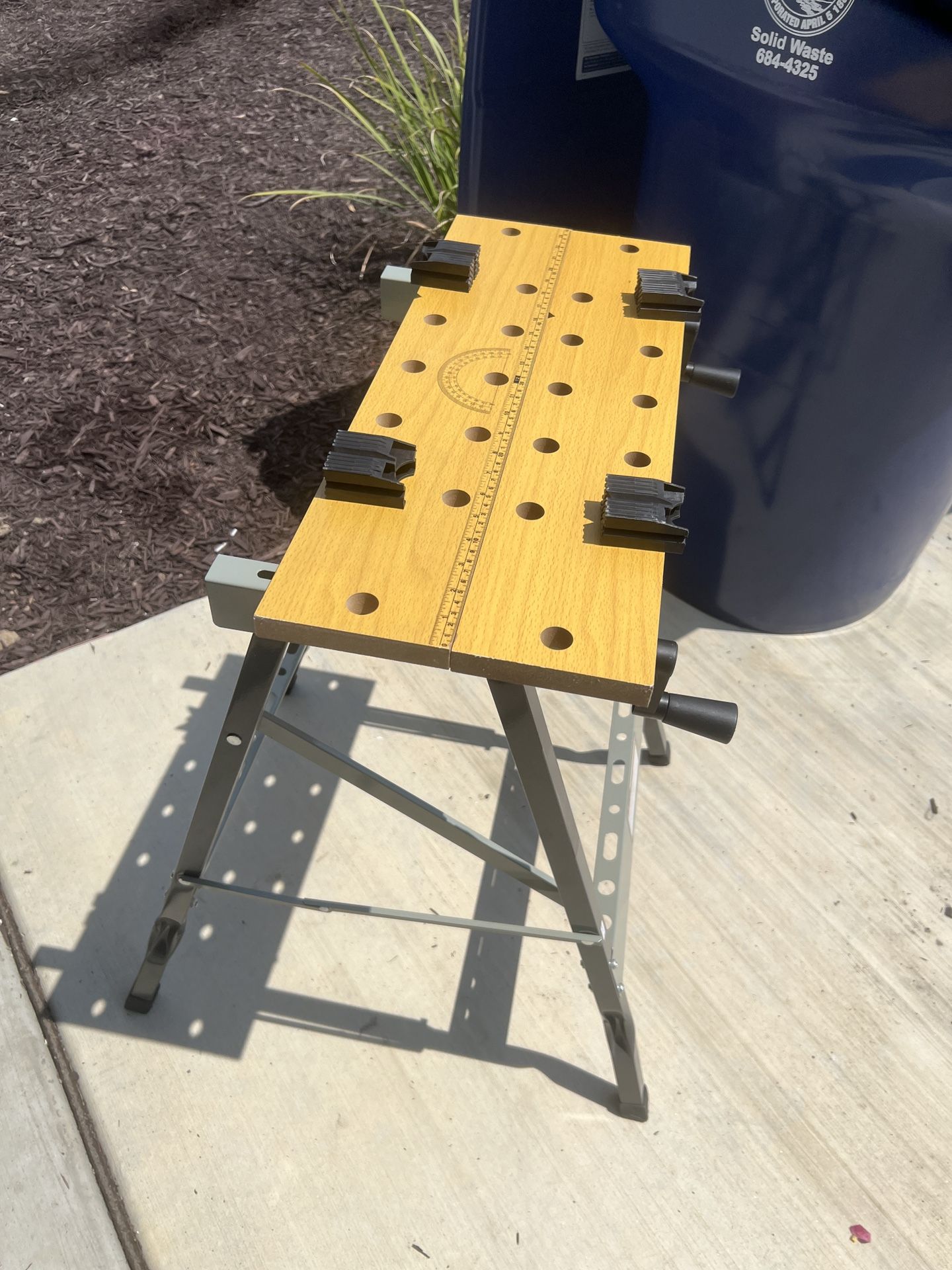 US General Folding Clamping Workstation With Movable Pegs