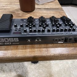 Pedal board Boss ME-80
