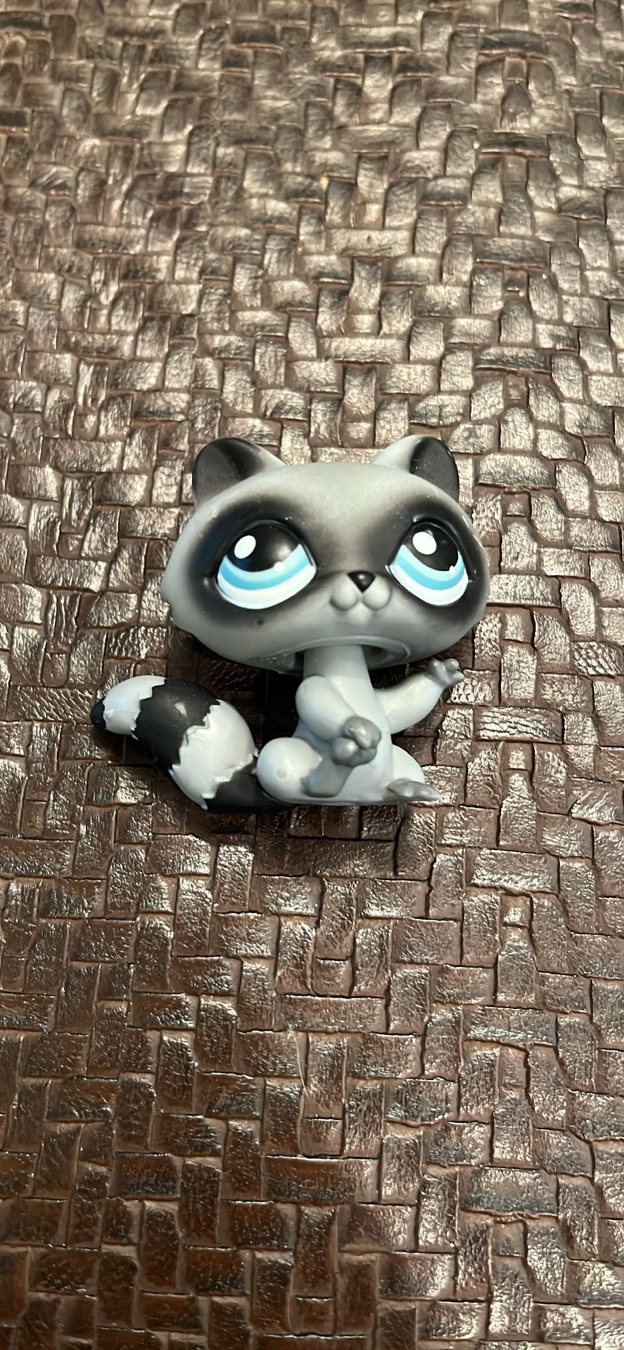 Littlest Pet Shop LPS #196 Raccoon black and grey with blue eyes Hasbro