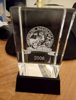 🔥BEAUTIFUL 🔥 Toys For Tots Chicagoland Motorcycle Parade Glass Paper Weight / Decor 2006