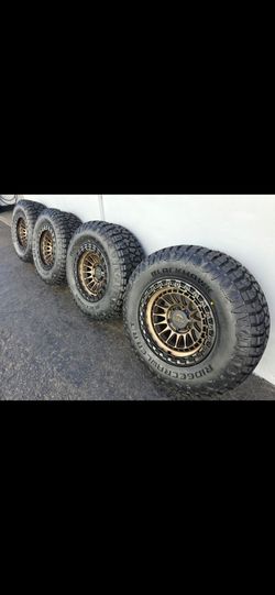 17" LOCK w/ 33" RT tires