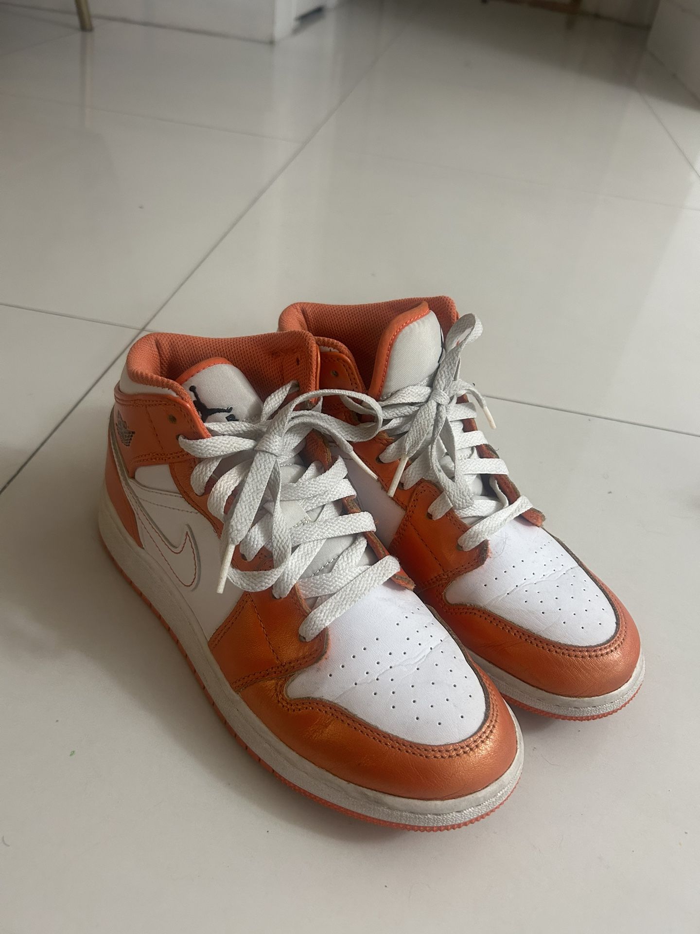 Air Jordan 1 Mid SE GS 'Electro Orange'