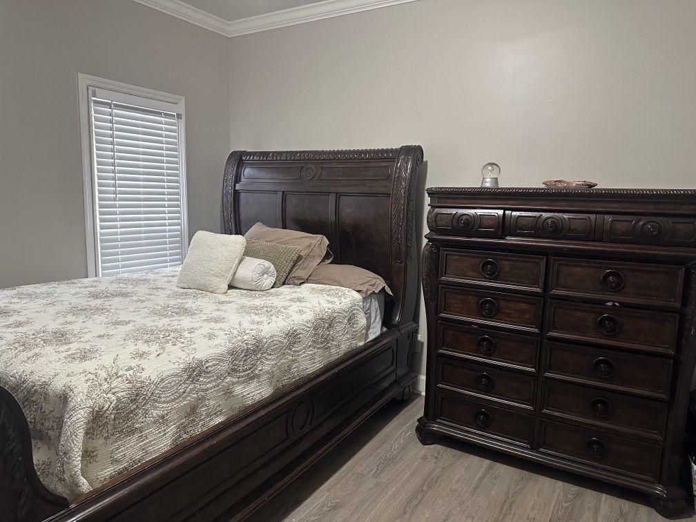 Queen Size Hillsboro Solid Cherry Bedroom Set