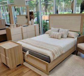 New 4pc bedroom set in box 899