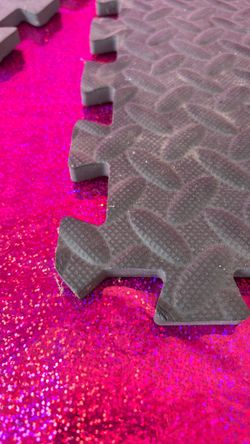 Interlocking square-foot floor tile￼