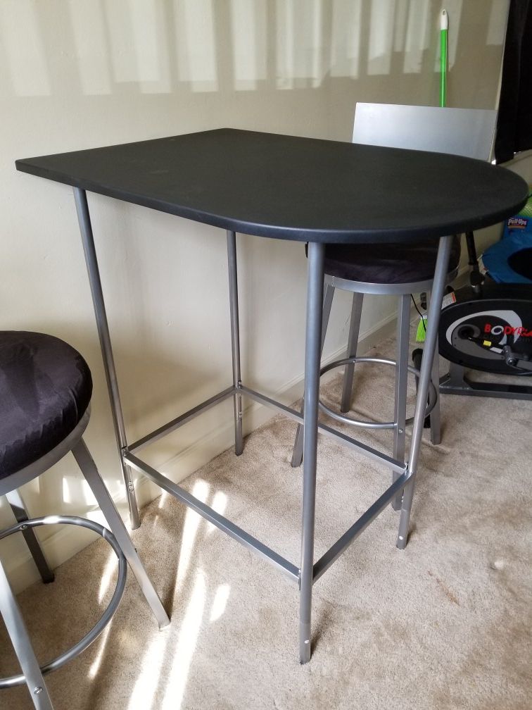 Bar table and matching 2 barstools