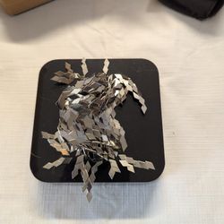 Magnetic base and magnetic to create sculptures 
