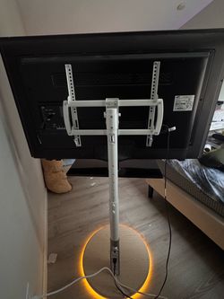 Samsung 55’ and Modern floor stand