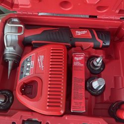 Milwaukee M12 12-Volt Lithium-Ion Cordless PEX Expansion Tool Kit with (2) 1.5 Ah Batteries, (3) Expansion Heads and Hard Case