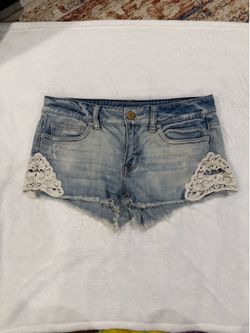 American Eagle Outfitters Women’s Light Wash Denim Lace Trim Cut Off Shorts Sz 6
