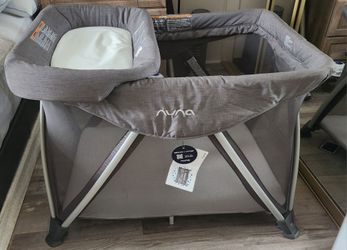 Nuna sena aire travel crib with diaper changing table