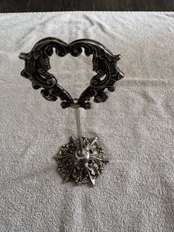15 vintage tabletop stands features an ornate, heart-shaped top with a filigree design