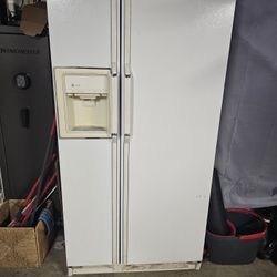 Refrigerator 