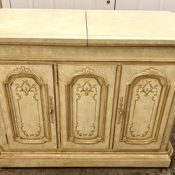 Beautiful Vintage Drexel Heritage Buffet Sideboard Cabinet With Silverware Drawer (42” L X 19”W X 32” H)