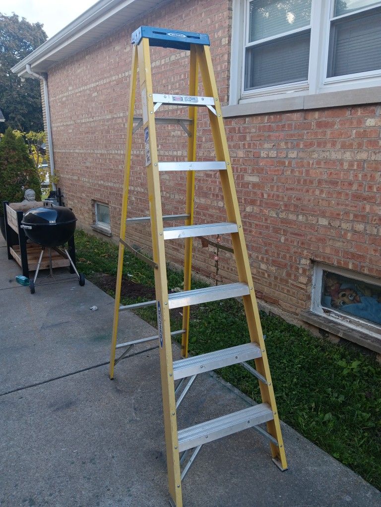 Heavy Duty Industrial WERNER Fiberglass Ladder 7 Ft