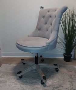 Light Gray Tufted Swivel Chair – Great Condition