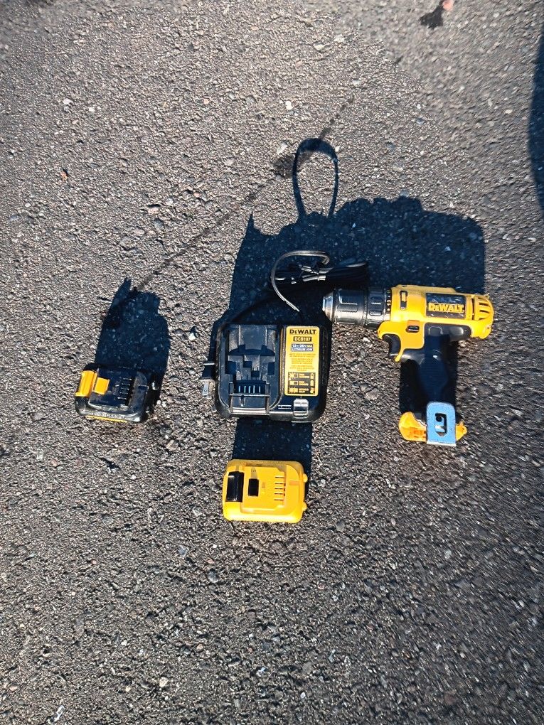 Dewalt 12 volt cordless drill with 2 battery's and charger works great