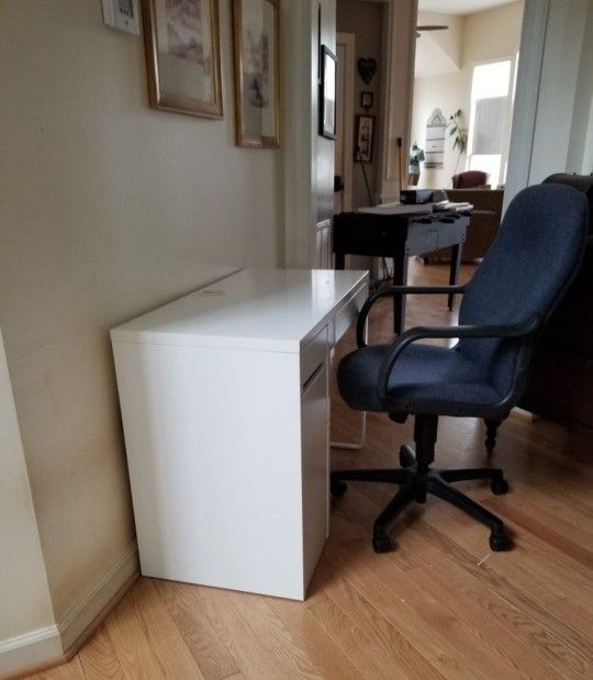White Ikea Desk Excellent Condition FREE DELIVERY