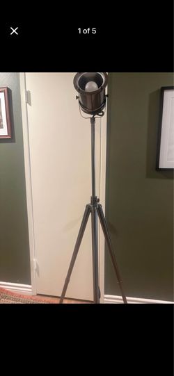 Metal Tripod Spotlight Floor Lamp