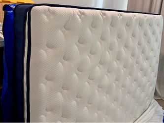 Queen Mattress - 12" Plush Pillow Top - Like New