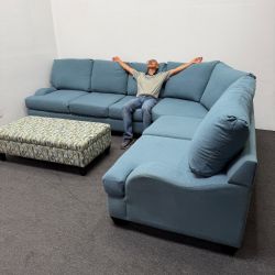 Living Spaces Teal 🔵🟢Blue / Green Sectional Couch with Optional Storage Ottoman (+$50) Can Deliver