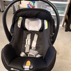 Chico Keyfit 35 Car Seat. 2 Bases And Caddy 